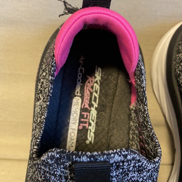 SKECHERS Relaxed Fit D'Lux Walker Slip-On - Picture 6 of 7